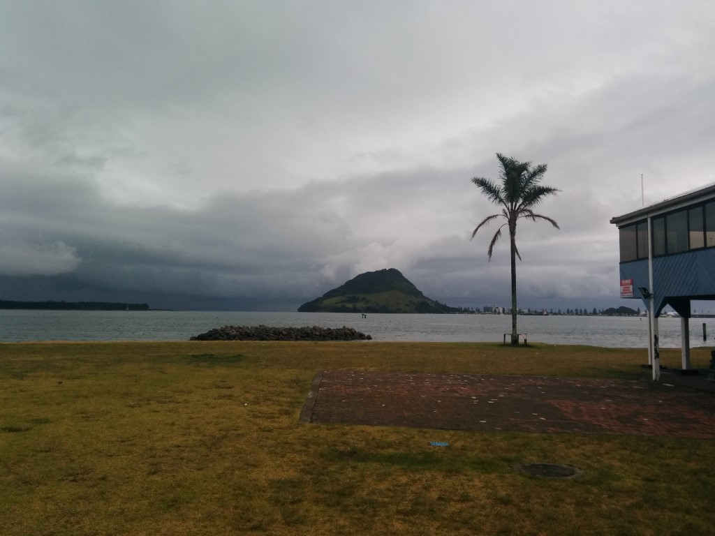 Regenhafter Ausblick vom Yachthafen (und meiner Unterkunft) zum Mount Maunganui