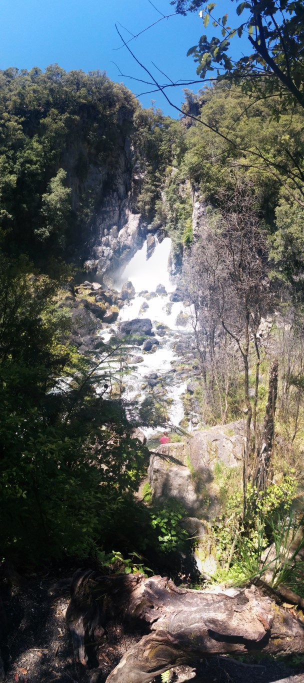 Wasserfall! Das ist der Tarawera Falls Wasserfall. Am Ziel angekommen!