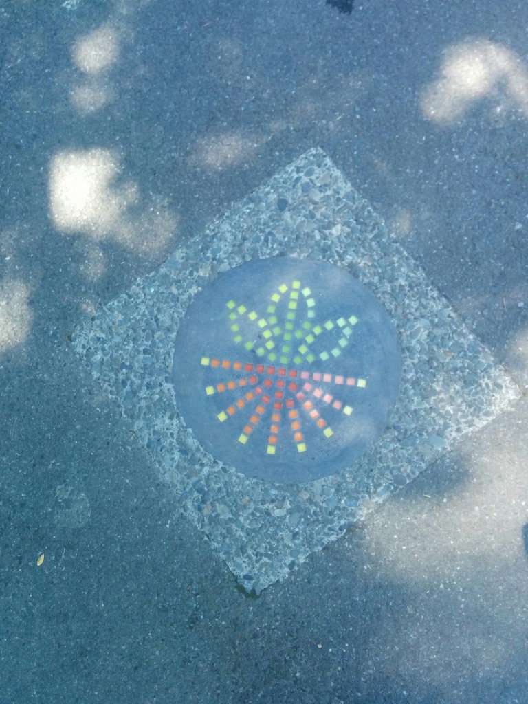 Kleine Mosaik-Steine gibts überall auf dem Weg.