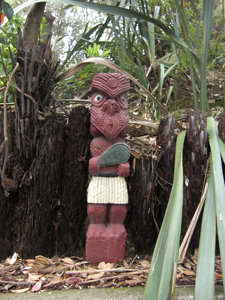 Verschiedene Maori-Schnitzereien