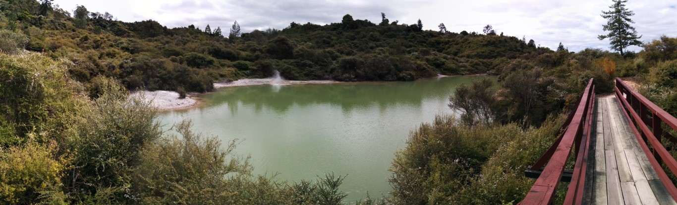 Panoramabild, das mal wieder einen Blue Lake zeigt.
